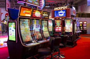 Live Crazy Time wheel and dealer interface on payungtoto slot